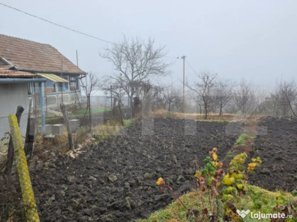 Casa la rosu 91 mp utili, 976 mp teren, in Luna, langa Campi