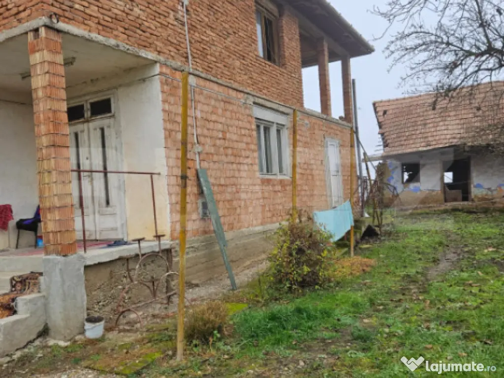 Casa la rosu 91 mp utili, 976 mp teren, in Luna, langa Campi