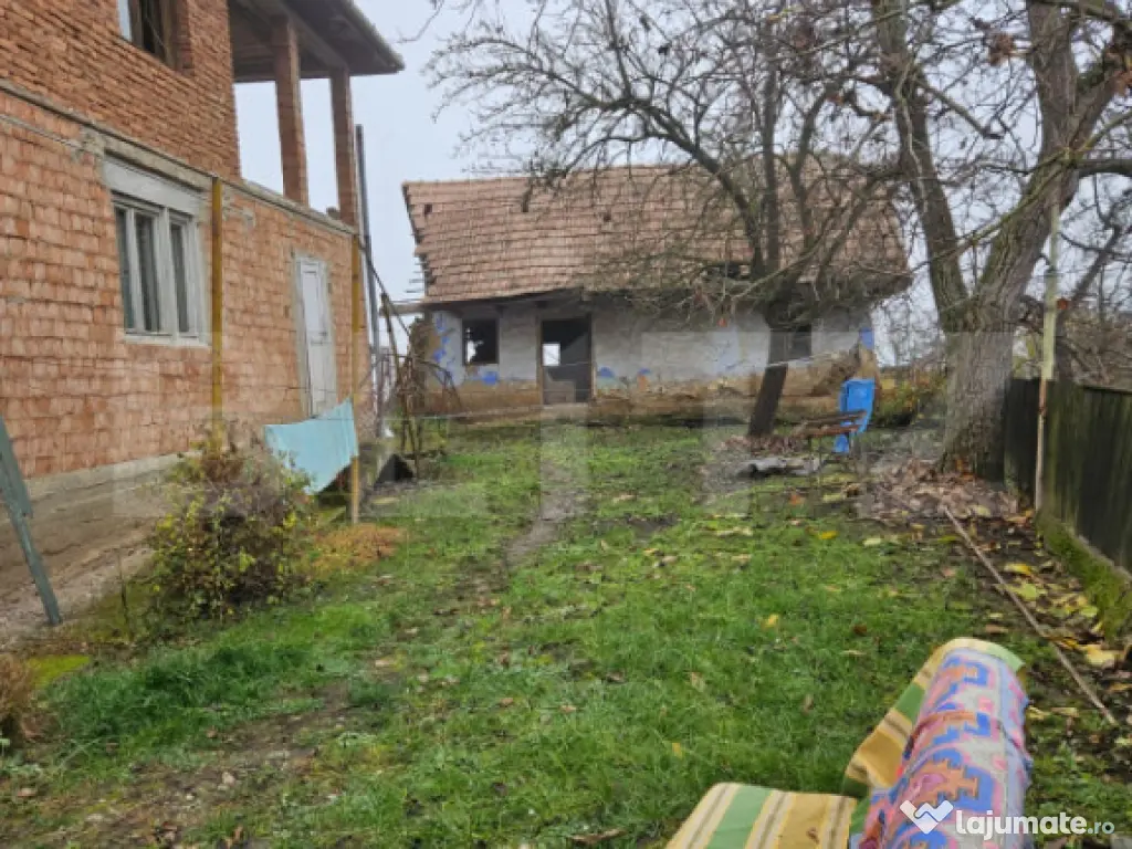 Casa la rosu 91 mp utili, 976 mp teren, in Luna, langa Campi