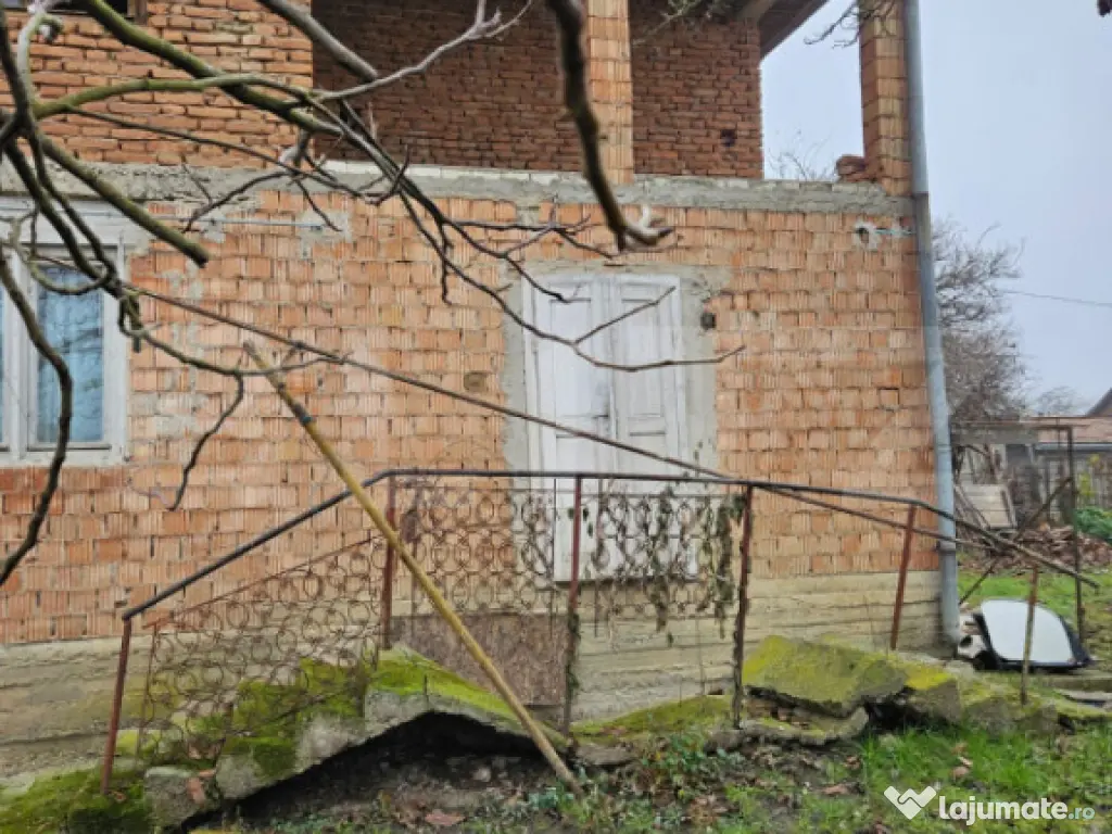 Casa la rosu 91 mp utili, 976 mp teren, in Luna, langa Campi