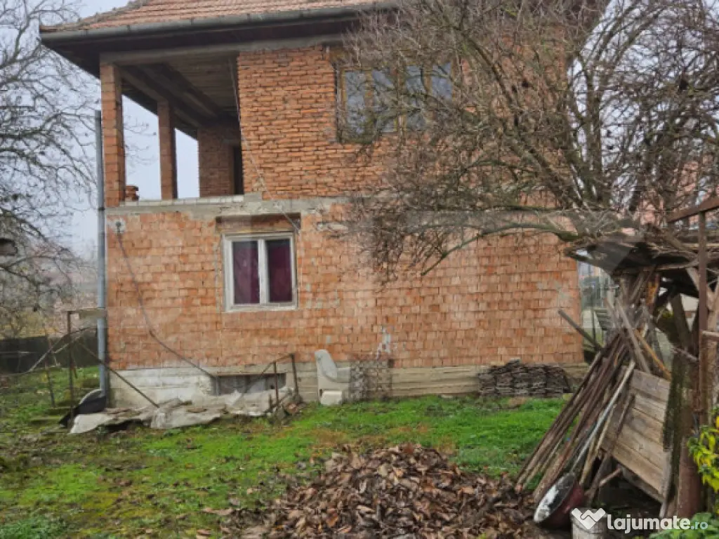 Casa la rosu 91 mp utili, 976 mp teren, in Luna, langa Campi