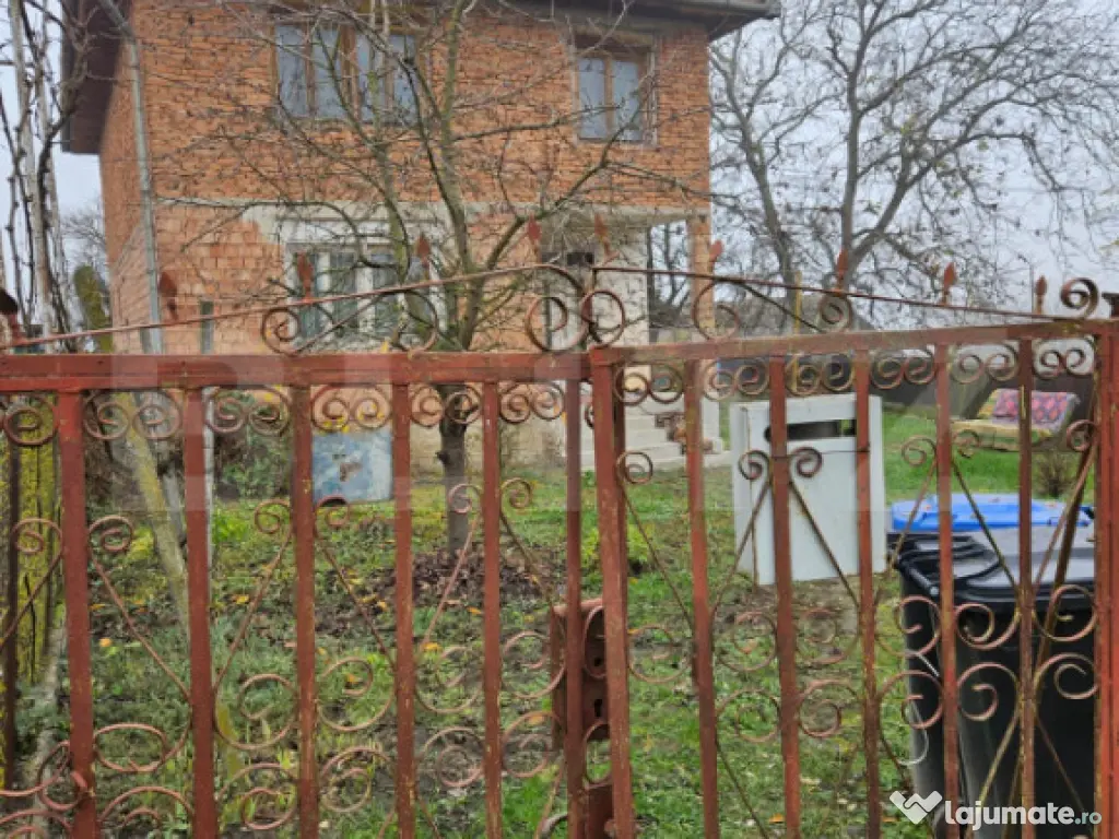 Casa la rosu 91 mp utili, 976 mp teren, in Luna, langa Campi