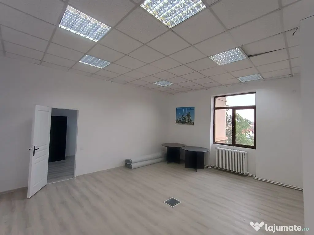 Cladire cu suprafata de 400 mp si parcare 350 mp 