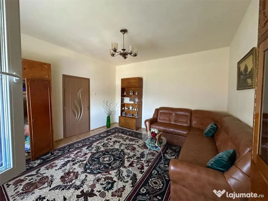 Casa Solida, pentru Familie extinsa, cu Gradina si Teren, D 