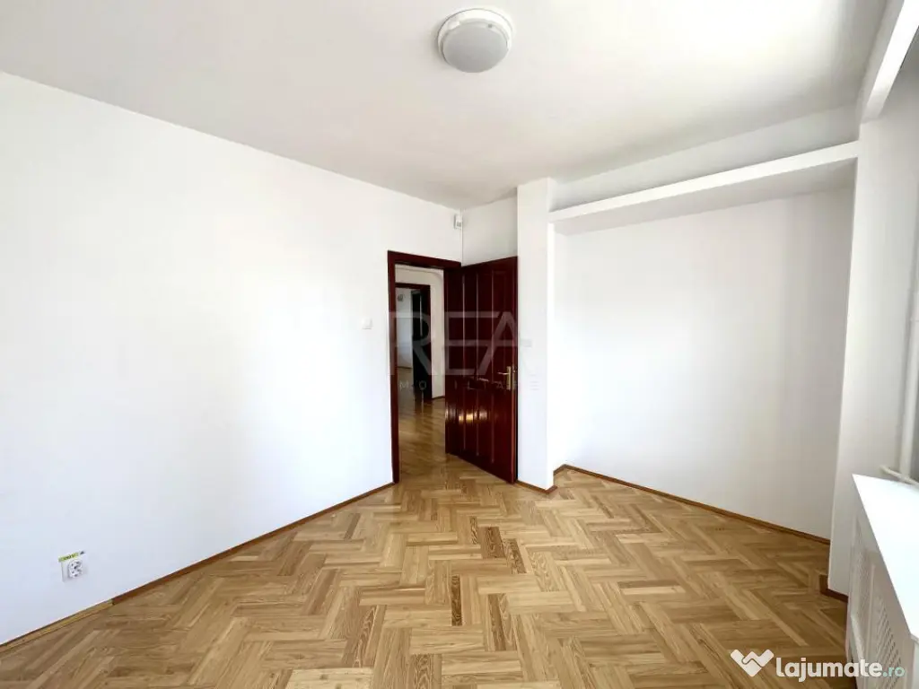 Vila 8 camere vis a vis de Piata Floreasca, garaj, curte pro 