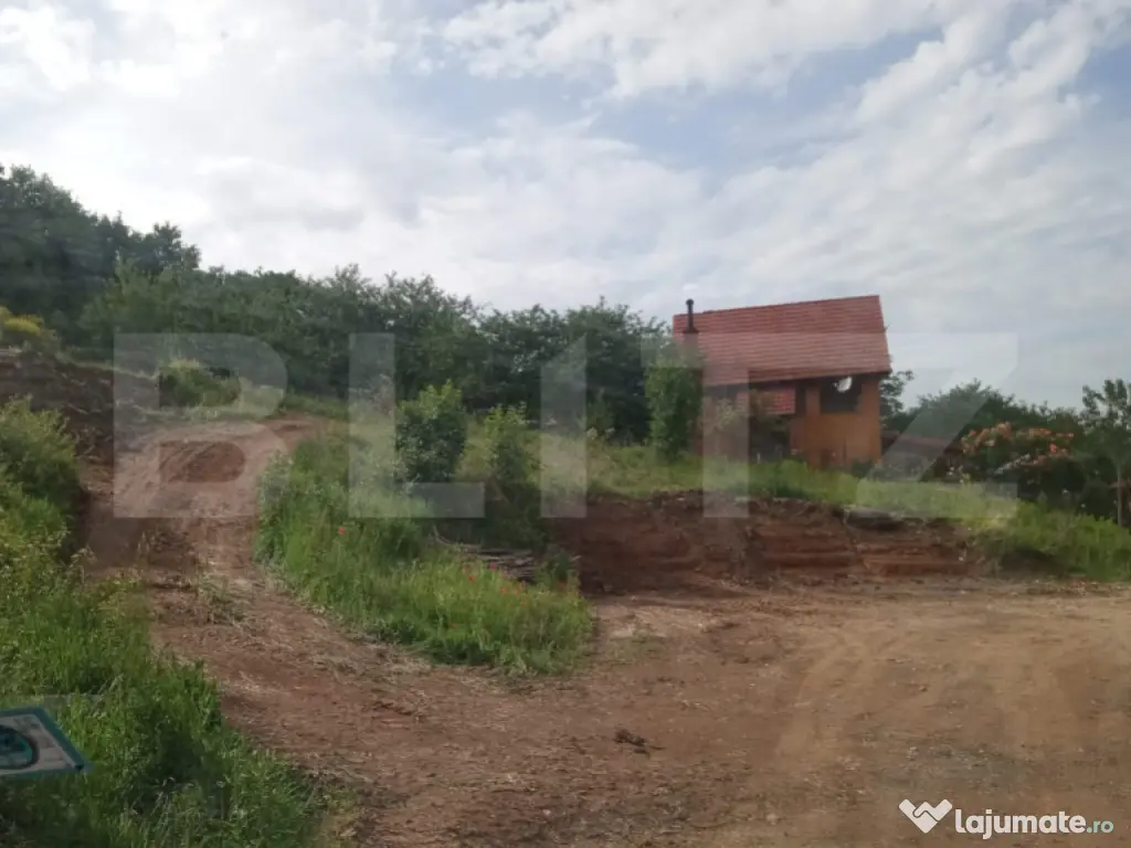 Teren intravilan cu suprafața utilă de 1100 mp, situat în 