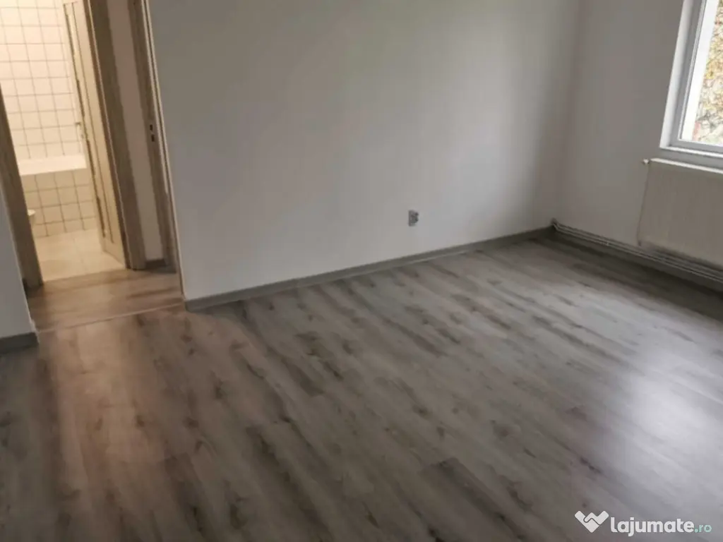 Apartament de 3 camere ( Renovat -Luminos)-Grivitei 