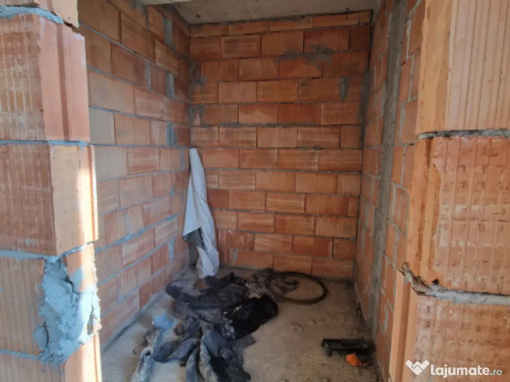 Casă P+M la roșu de vânzare în Catalina – zonă liniș 