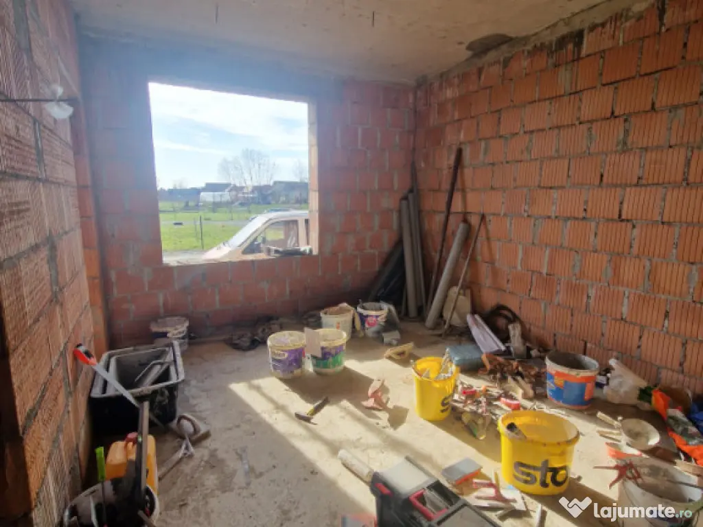 Casă P+M la roșu de vânzare în Catalina – zonă liniș 