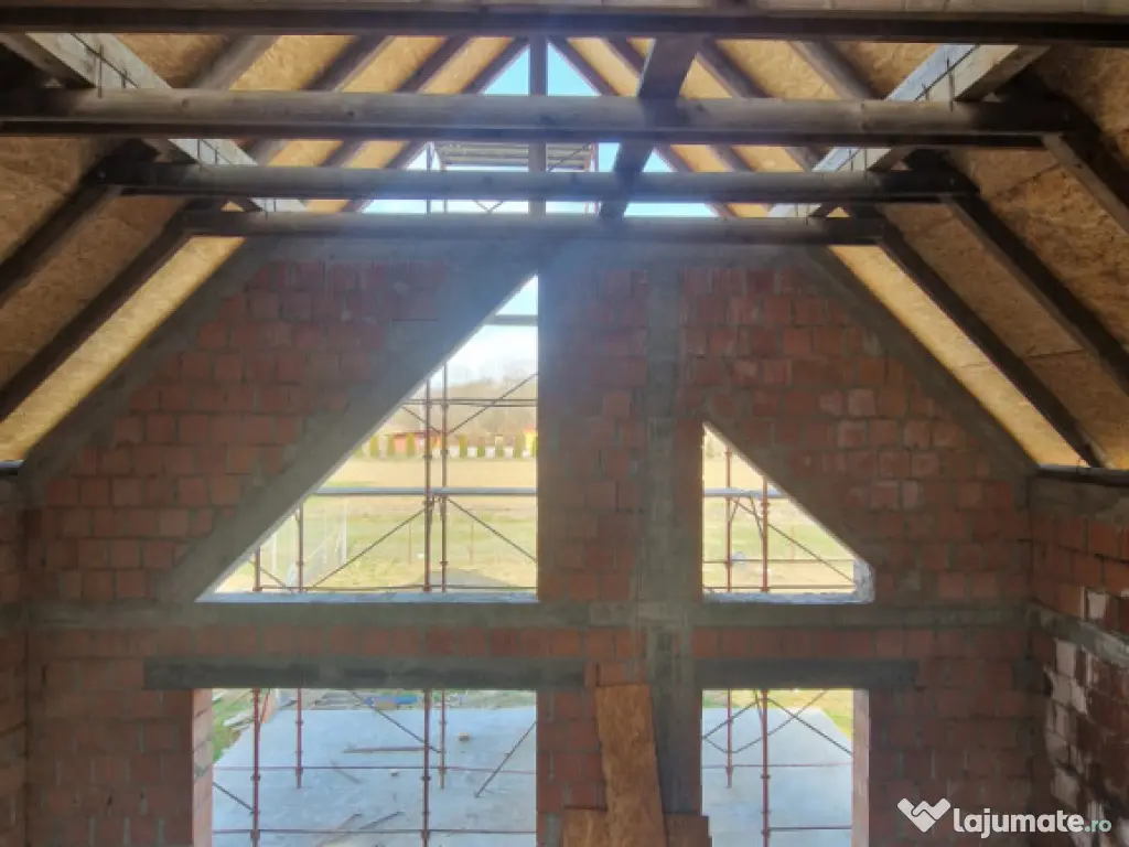 Casă P+M la roșu de vânzare în Catalina – zonă liniș 