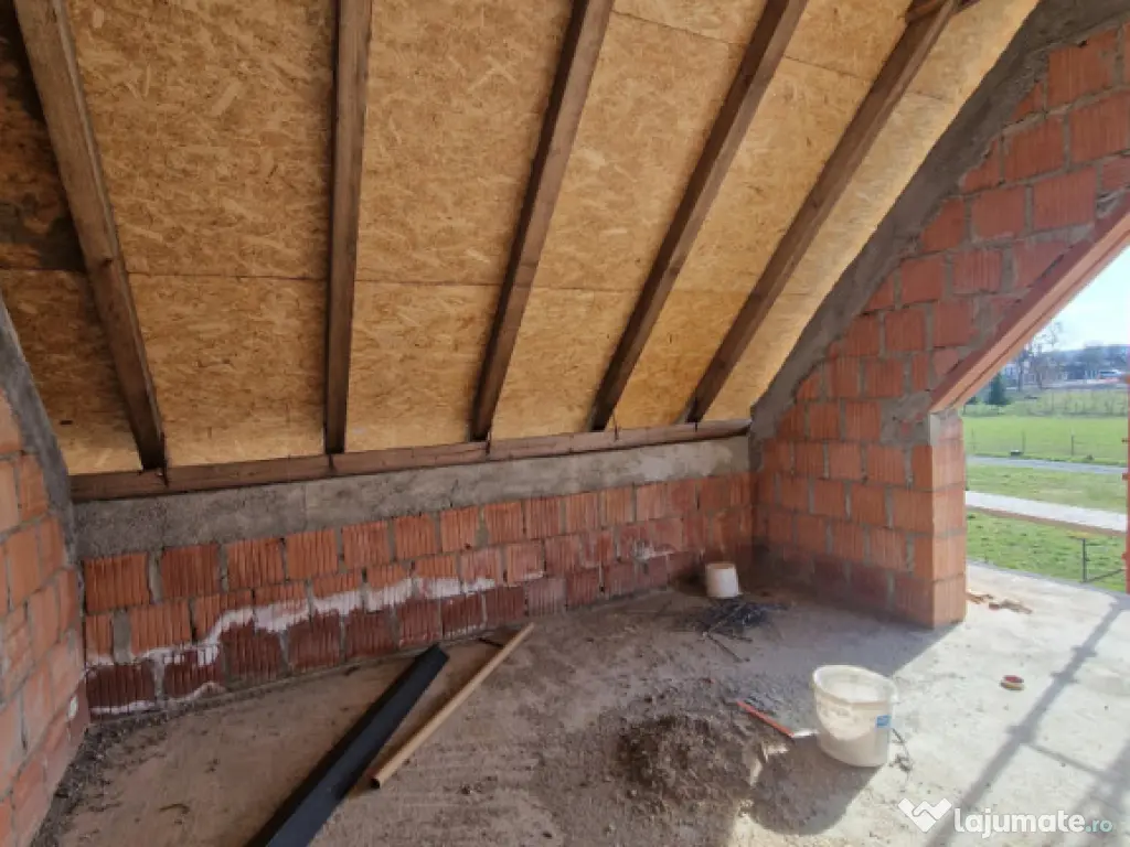 Casă P+M la roșu de vânzare în Catalina – zonă liniș 