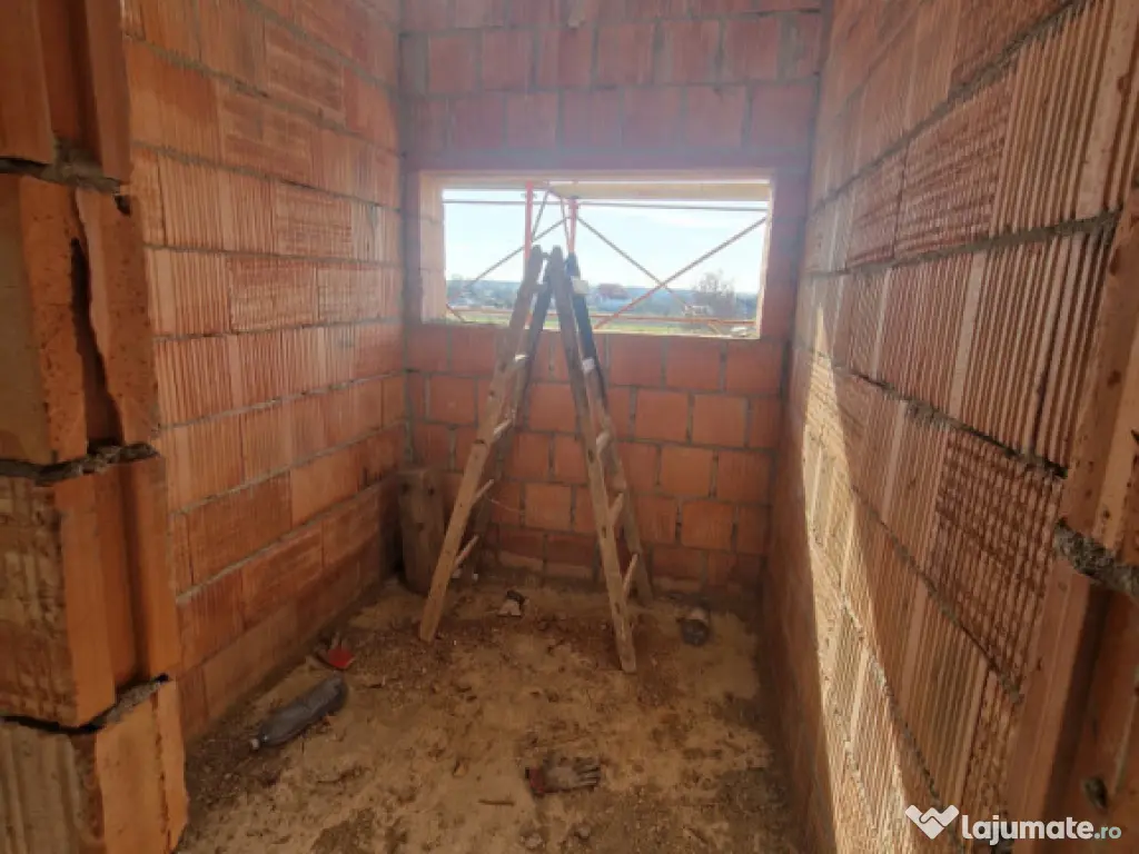 Casă P+M la roșu de vânzare în Catalina – zonă liniș 