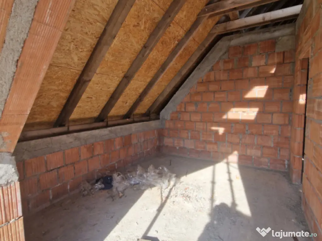 Casă P+M la roșu de vânzare în Catalina – zonă liniș 