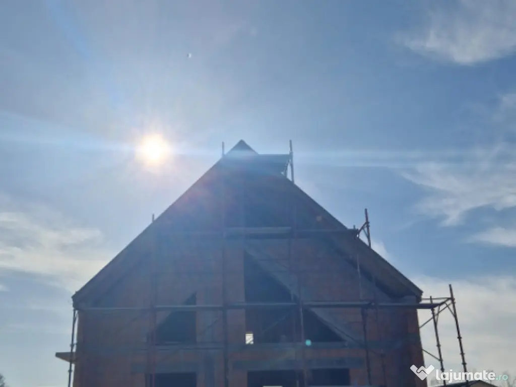 Casă P+M la roșu de vânzare în Catalina – zonă liniș 