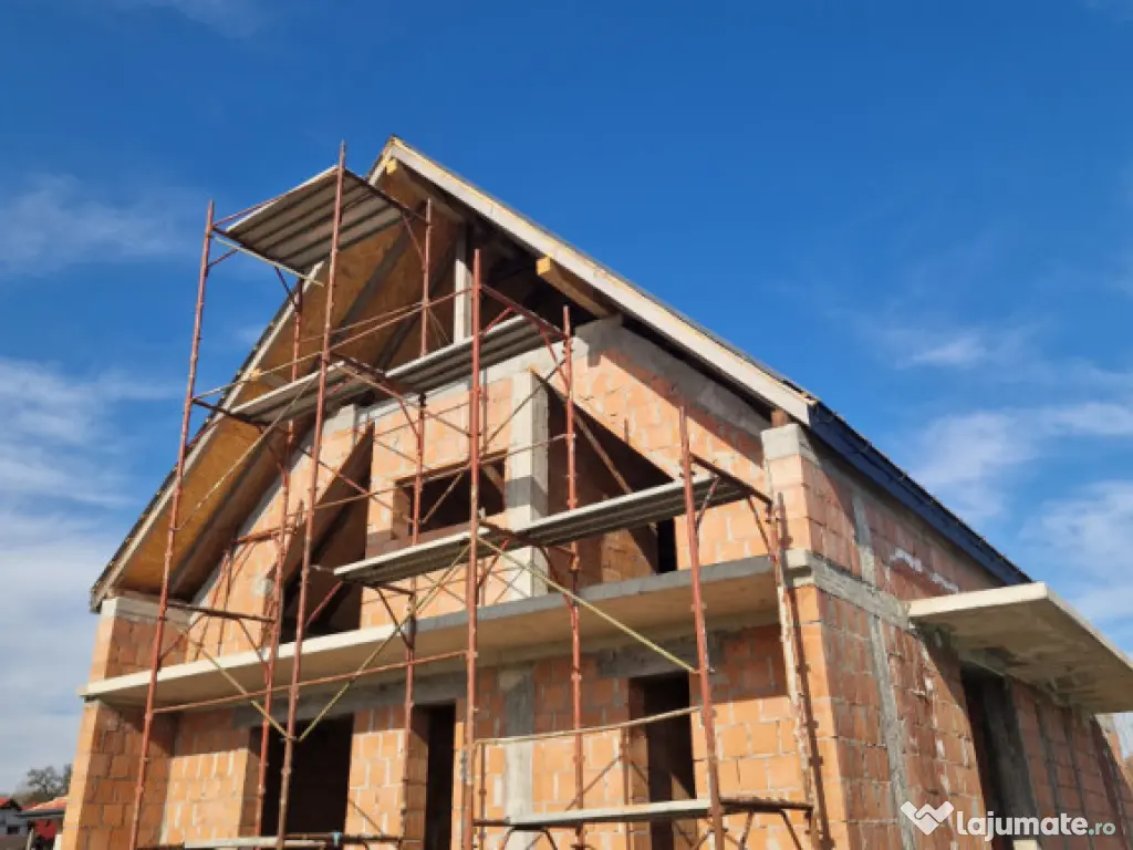 Casă P+M la roșu de vânzare în Catalina – zonă liniș 