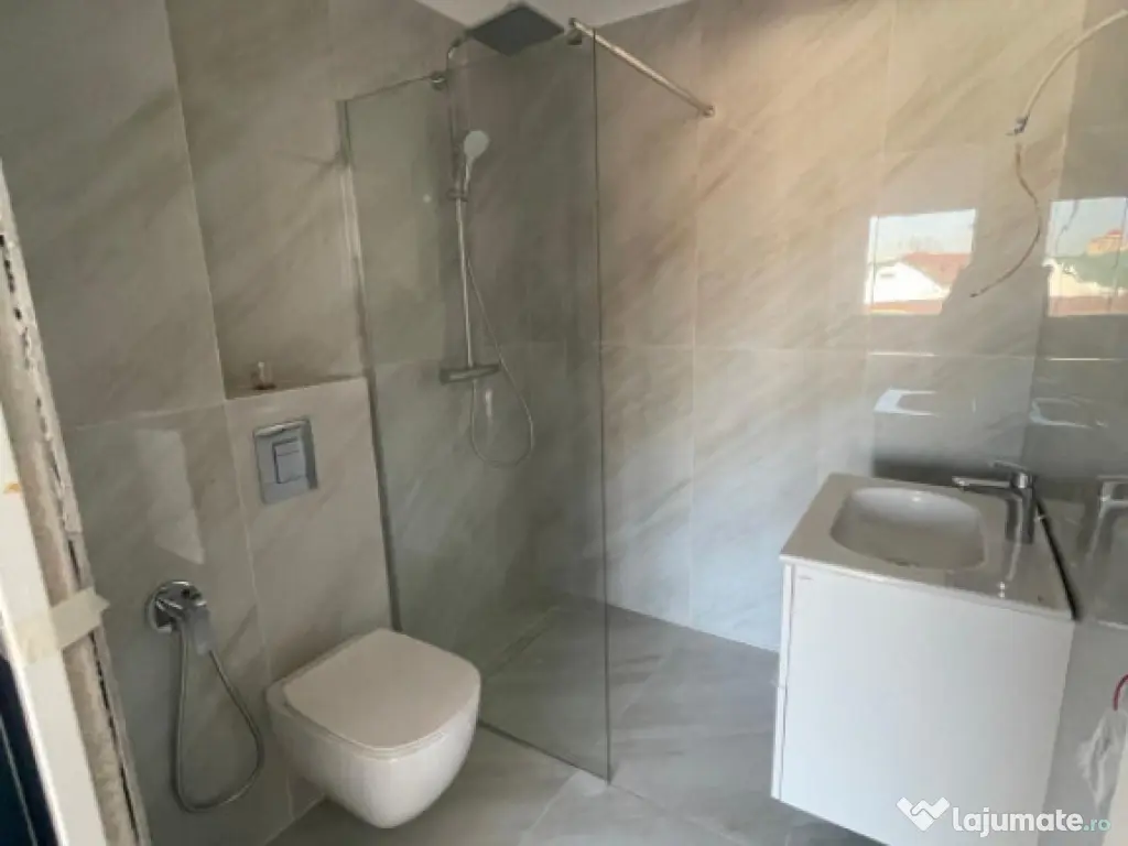 Apartament 3 camere, decomandat, zona Siloz-semicentral 