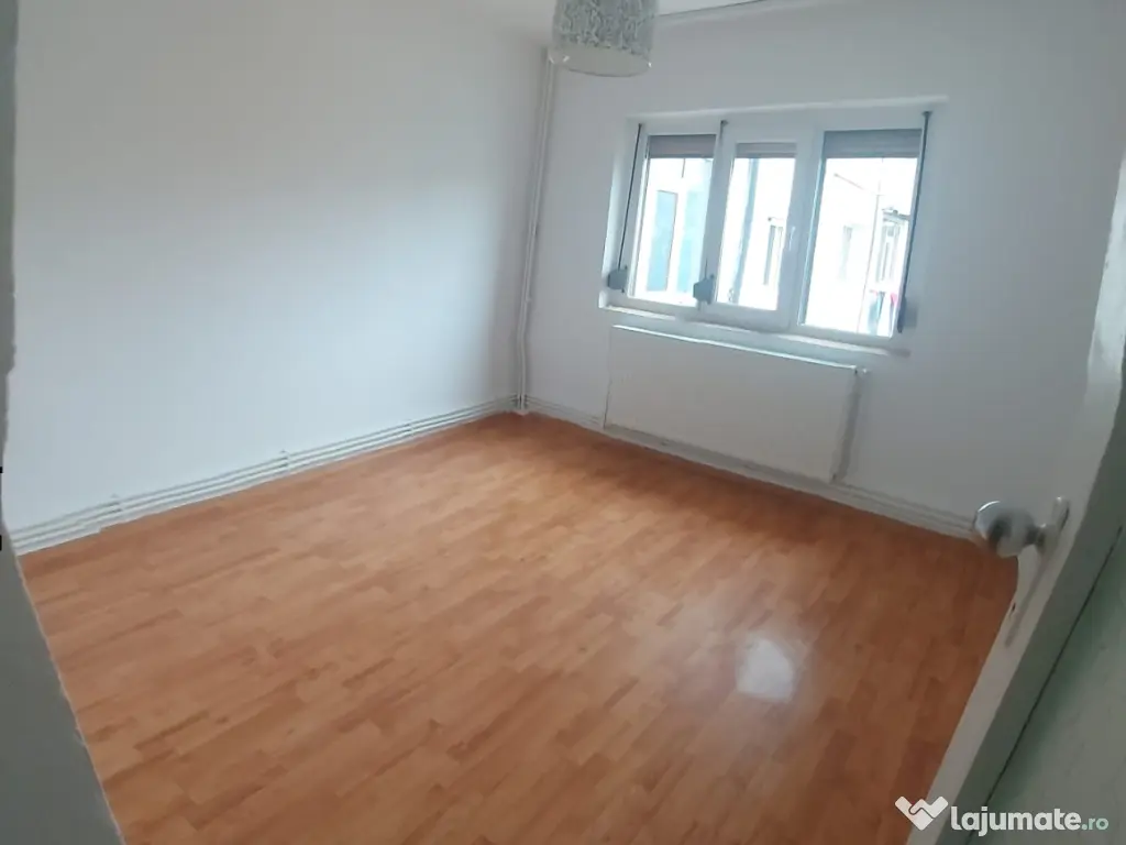 Apartament 3 camere – Micro 21, etaj 2/4