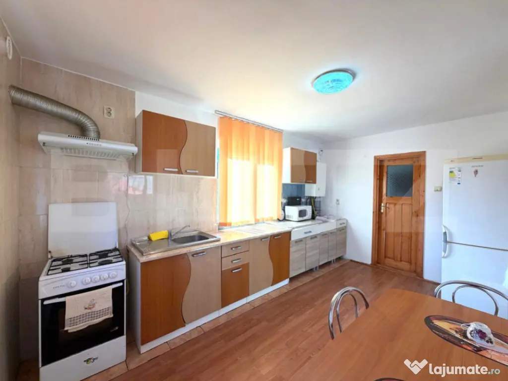 Casa 3 camere, 130 mp, 400 teren, 4 parcari, zona Valea Chin 