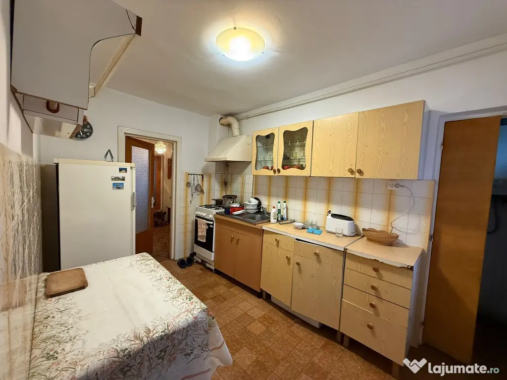 Apartament 3 camere de închiriat,decomandat, etaj 1, 90 mp 