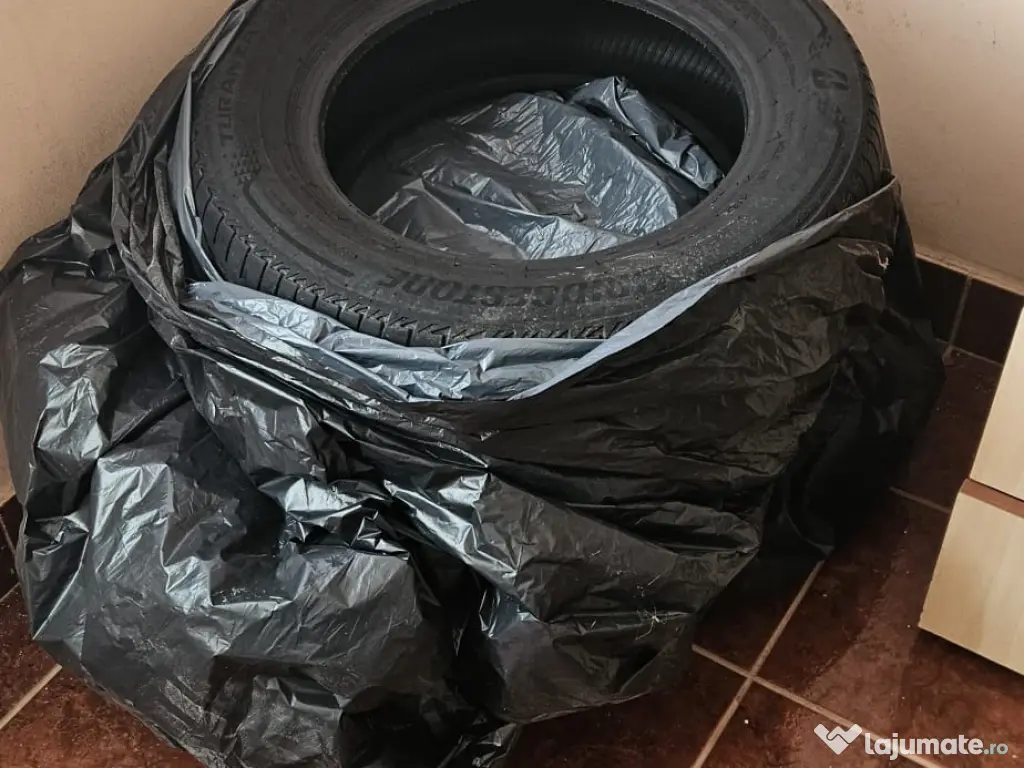 3 anvelope de vara Bridgestone 185/65R15 DOT 4422 