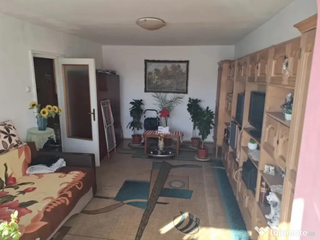 Apartament 2 camere, decomandat - zona Tractorul 