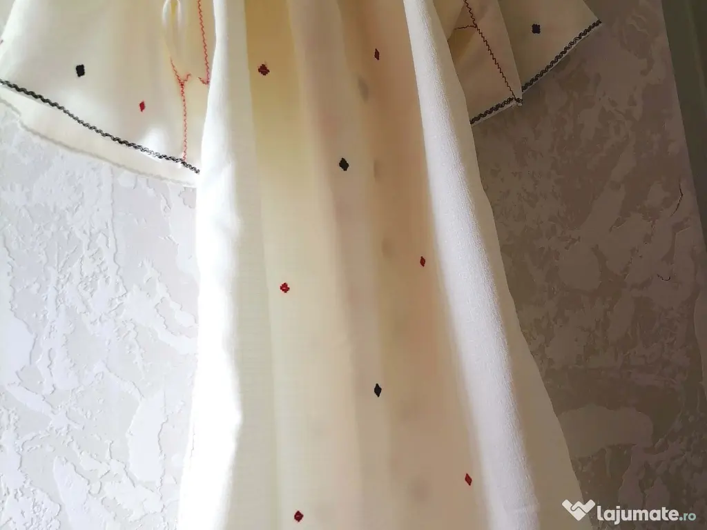 Ie (rochiță) tradițională