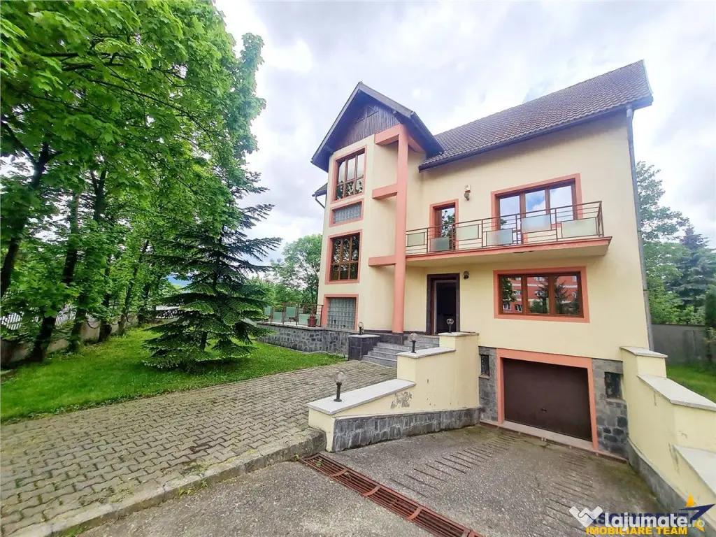 Vila impetuoasa pe 700mp teren:Spatiu versatil pentru locuin 