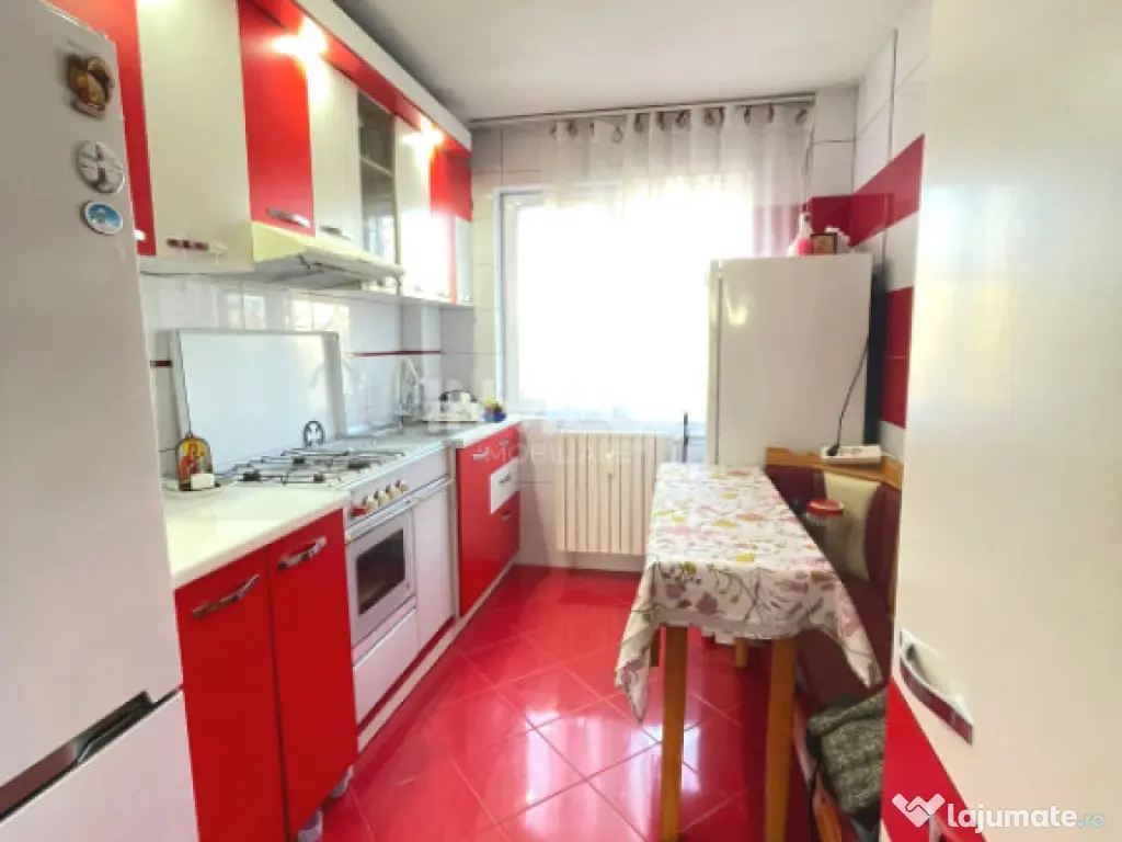 Apartament 3 camere decomandat-Piata Nicolina-etaj intermedi 