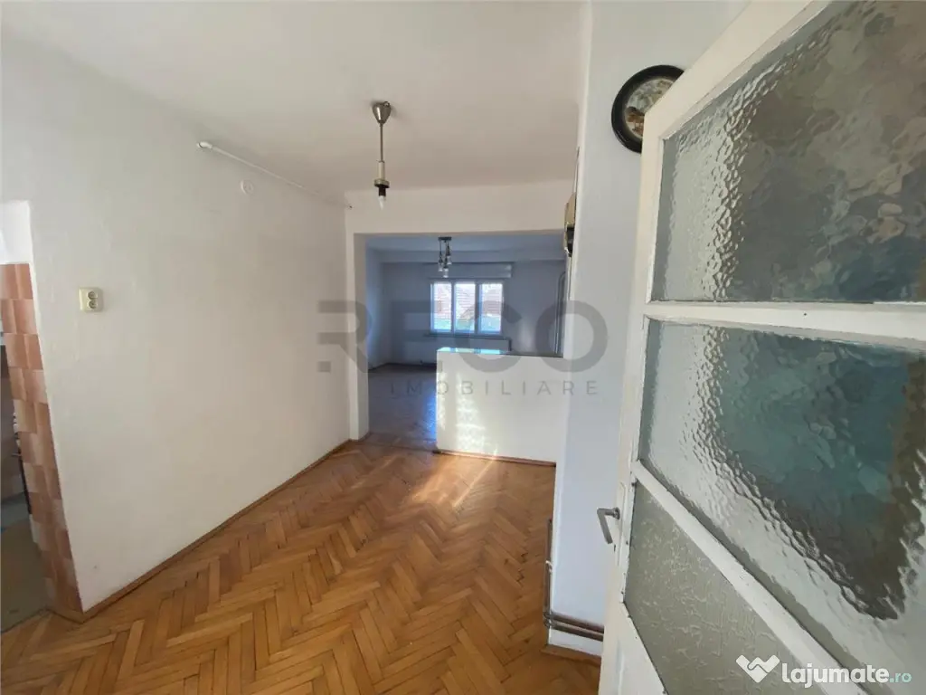 Reco casa P E cu doua apartamente 