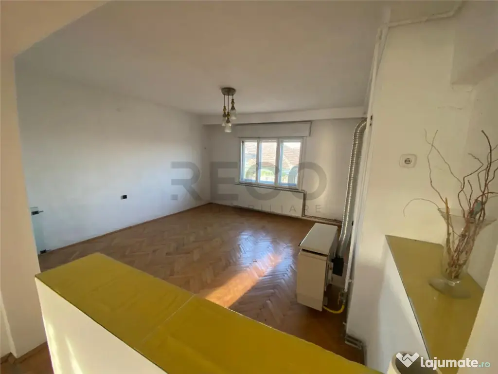 Reco casa P E cu doua apartamente 