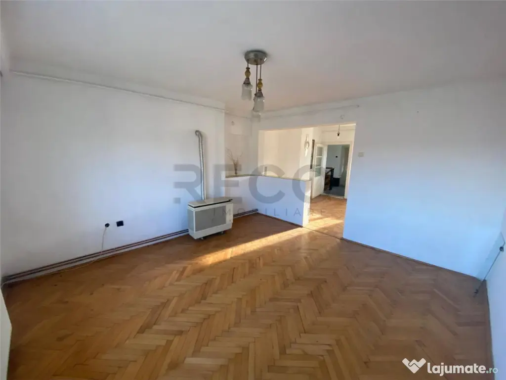 Reco casa P E cu doua apartamente 