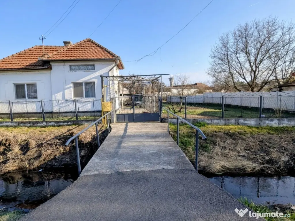 Casă de vânzare în Simeria, teren generos 845 mp + anexe 