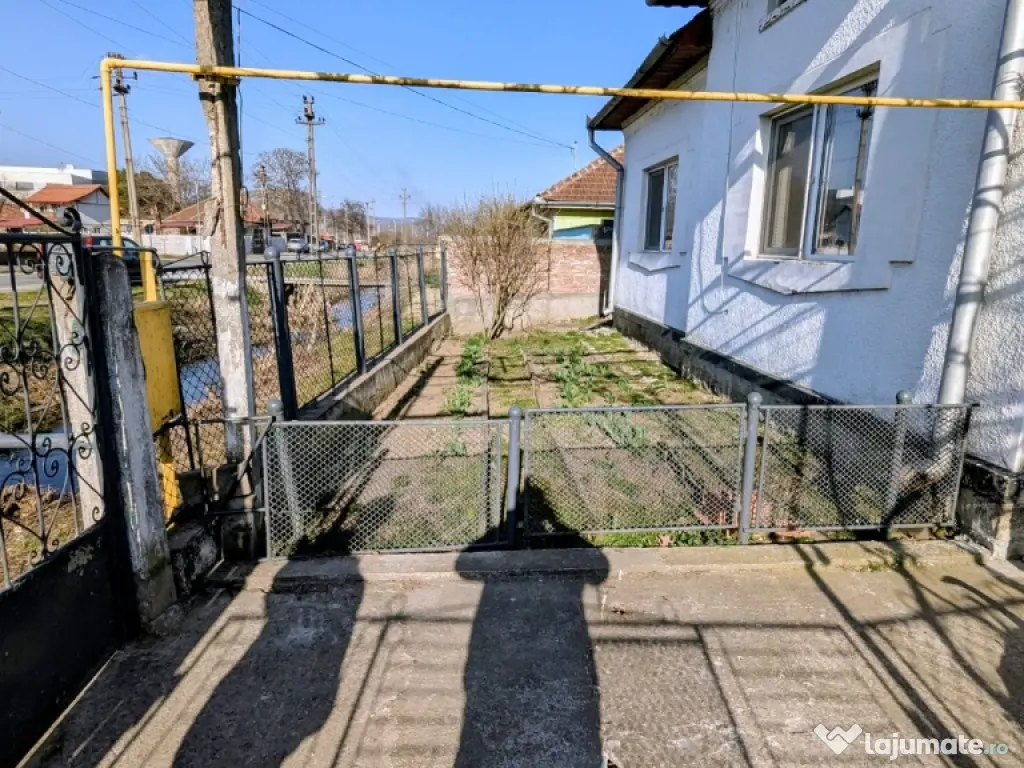 Casă de vânzare în Simeria, teren generos 845 mp + anexe 