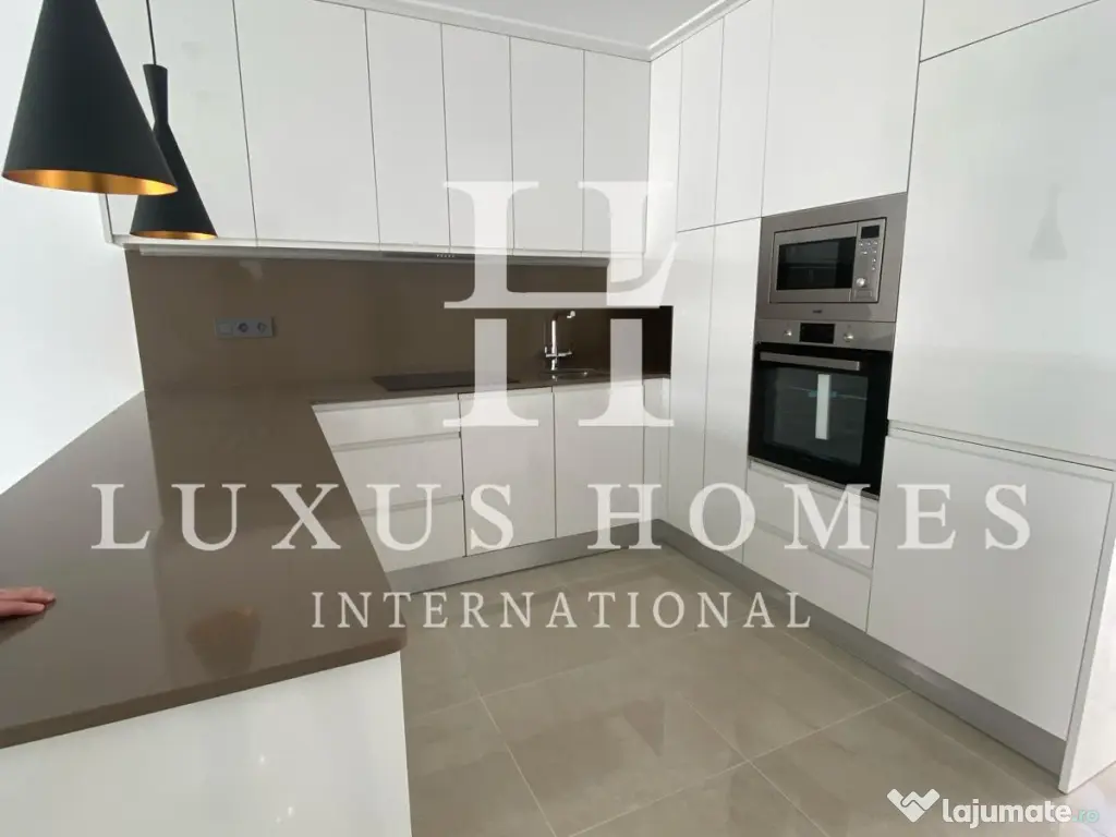 Vilă cu terasă pe acoperiș, grădină și parcare situată într-o stațiune de golf 