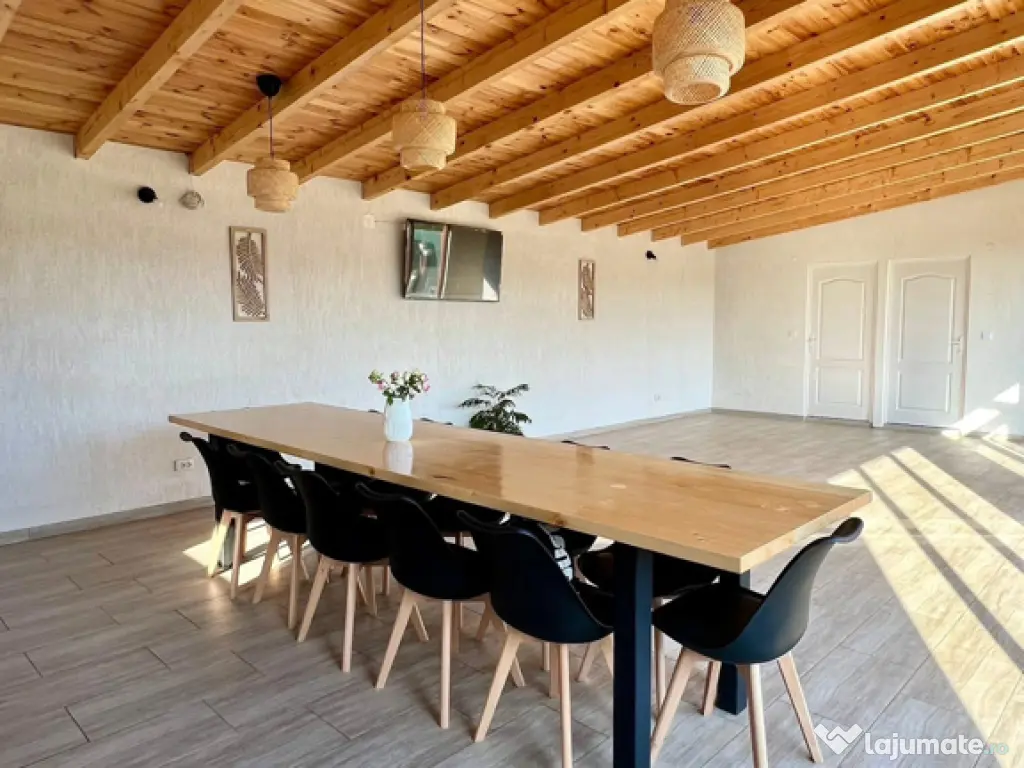 Cabană cu piscina și jacuzzi , 17 locuri de cazare . 