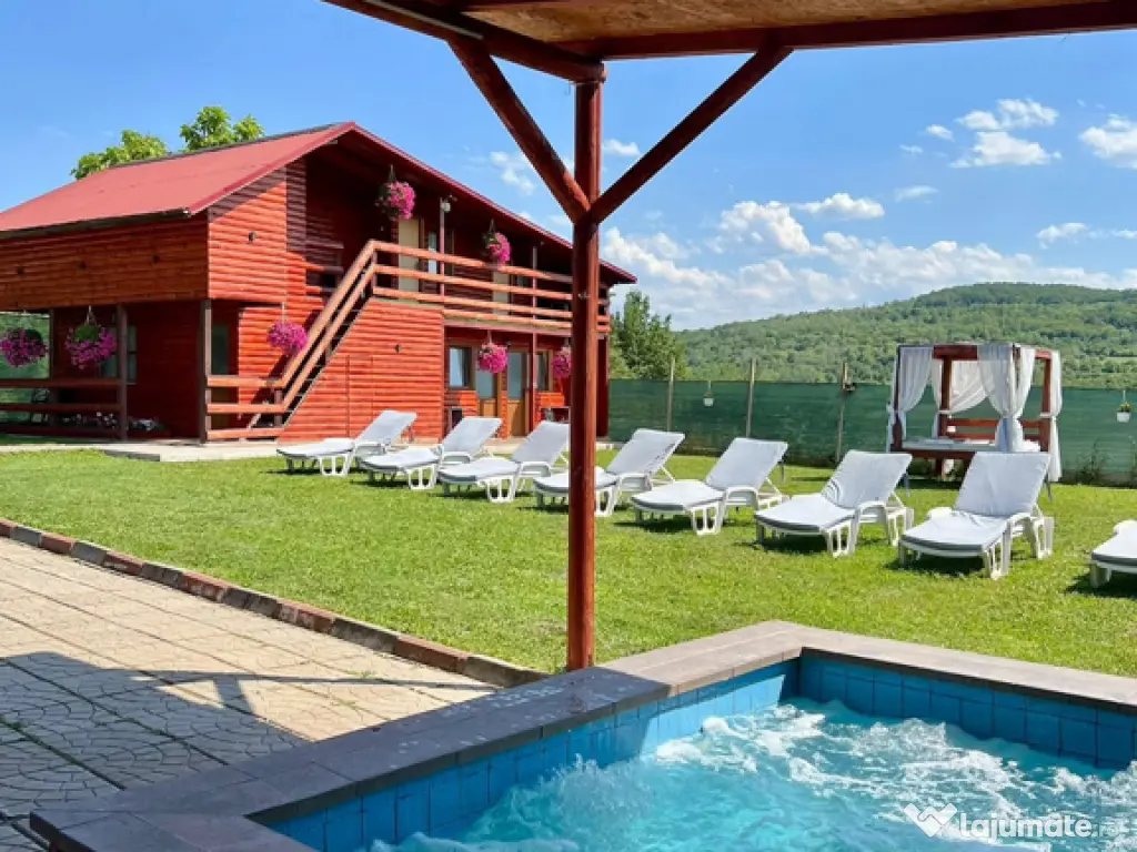Cabană cu piscina și jacuzzi , 17 locuri de cazare . 