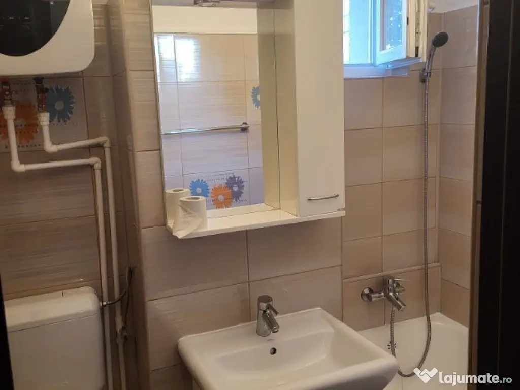 Inchiriez apartament 2 camere decomandat Sector 4 