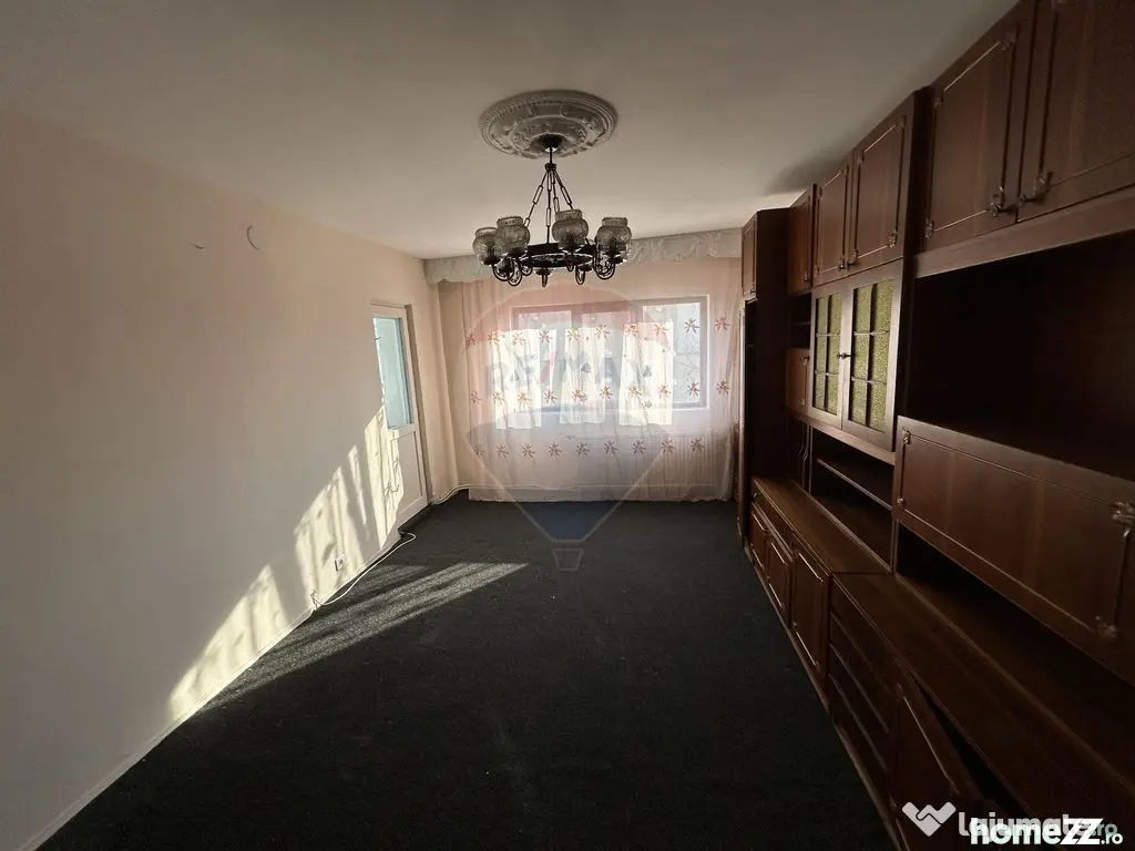 Apartament cu 3 camere decomandat de închiriat în zona ... 