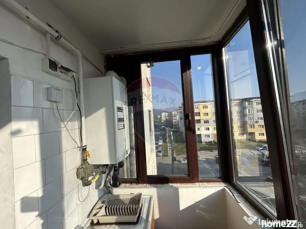 Apartament cu 3 camere decomandat de închiriat în zona ... 