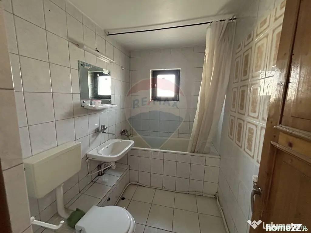 Apartament cu 3 camere decomandat de închiriat în zona ... 