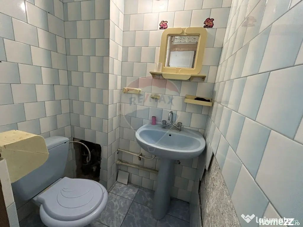 Apartament cu 3 camere decomandat de închiriat în zona ... 