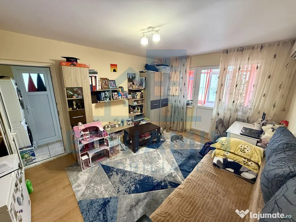 3 camere - etaj 3 - 52mp - renovat - centrala - apa - Cra... 