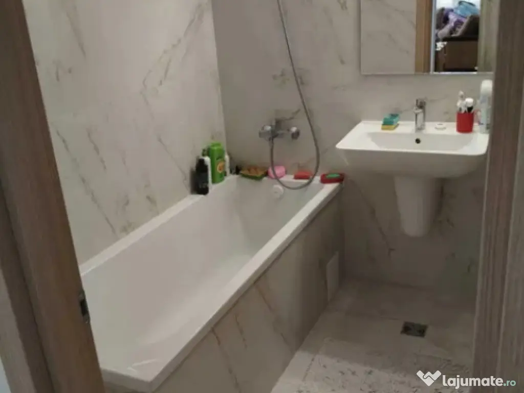 Apartament 2 camere, decomandat - zona Tractorul 