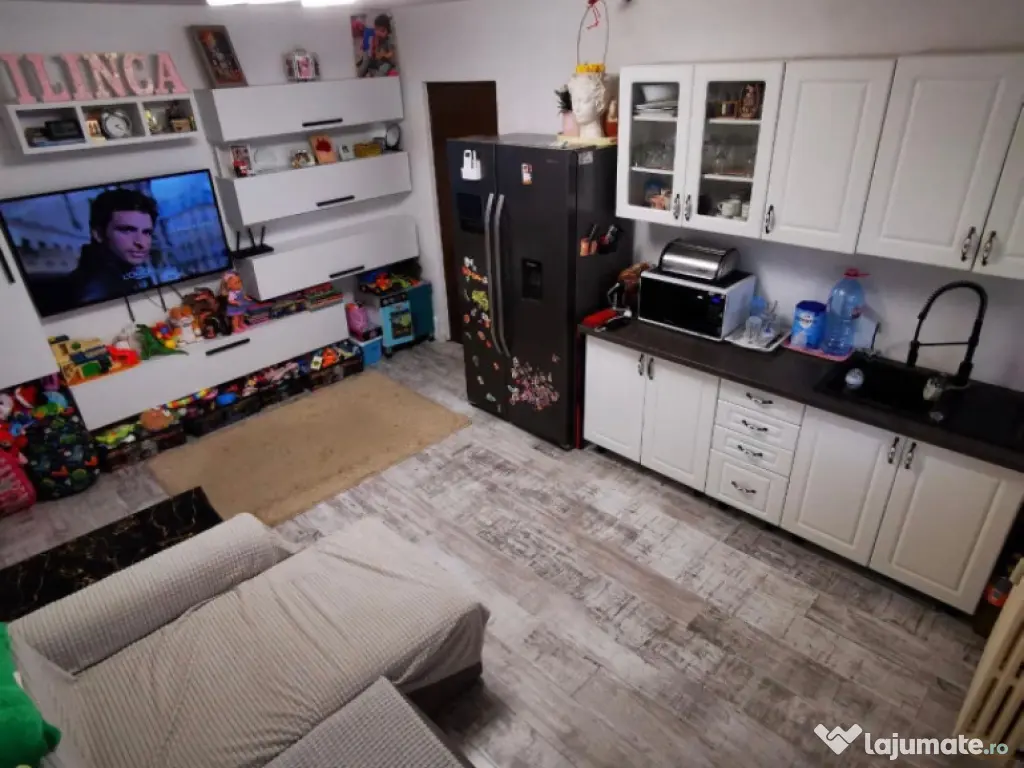 Apartament cu 3 camere transformat din 2, Etaj 1, zona Rovin 