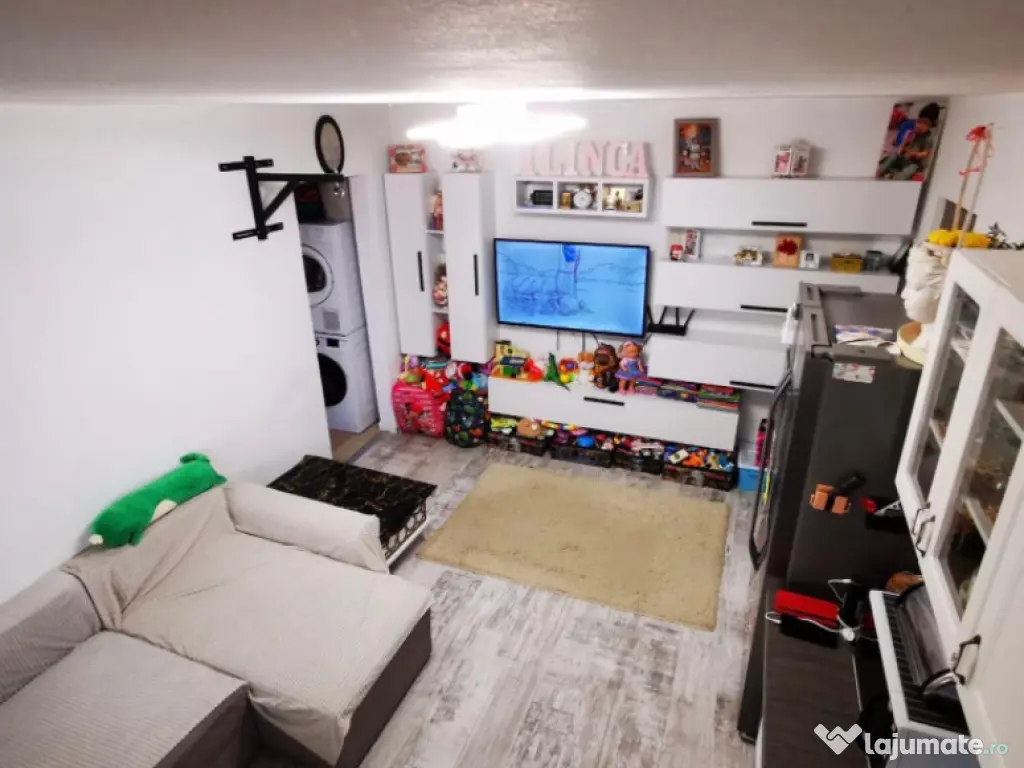 Apartament cu 3 camere transformat din 2, Etaj 1, zona Rovin 