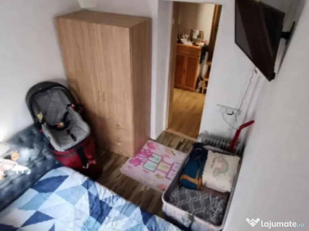 Apartament cu 3 camere transformat din 2, Etaj 1, zona Rovin 