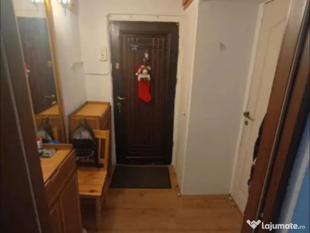 Apartament cu 3 camere transformat din 2, Etaj 1, zona Rovin 