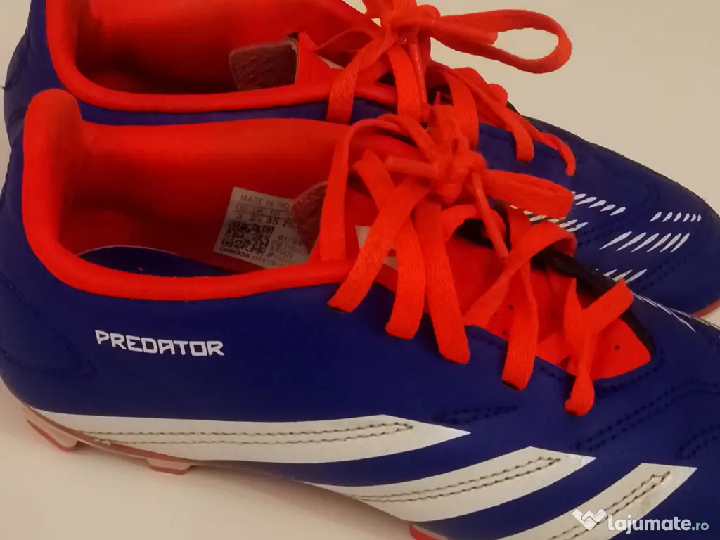 Adidași cu crampoane 