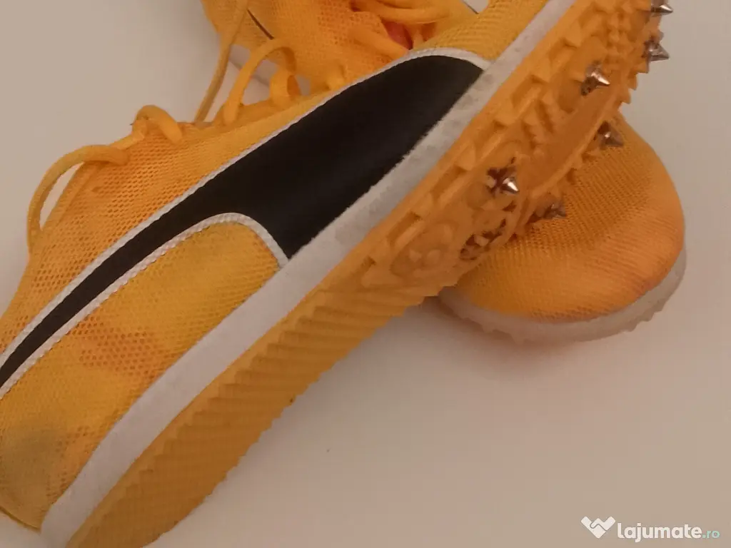 Adidași cu cuie pentru atletism 