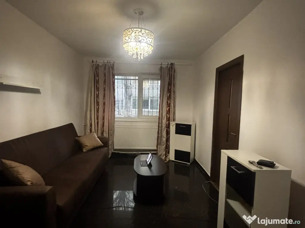 Inchiriez apartament cu 3 camere semidecomandat, zona Casa de Cultura 